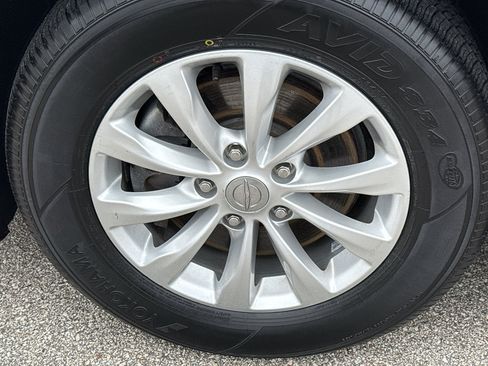 Used 2017 Chrysler Pacifica Touring-L image 8