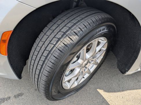 Used 2024 Chrysler Pacifica Touring image 21