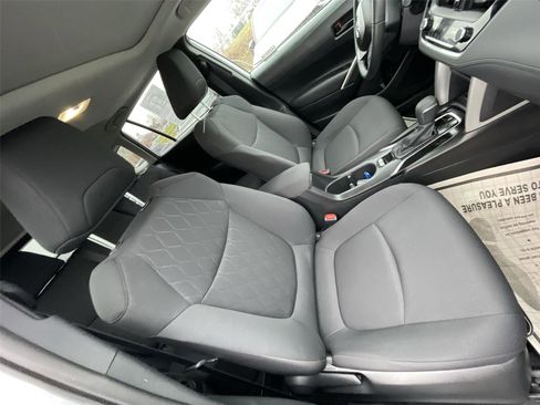 Used 2025 Toyota Corolla Cross LE image 21