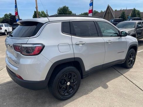 Used 2024 Jeep Compass Latitude AWD/4WD image 3