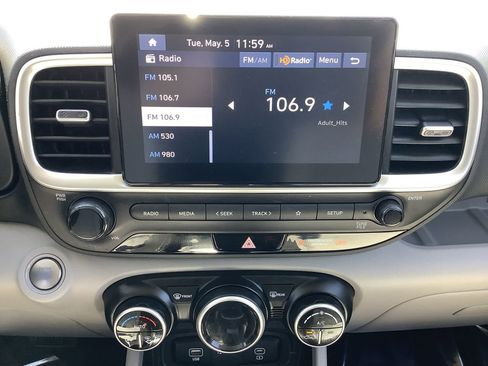 Used 2025 Hyundai Venue SEL FWD image 17