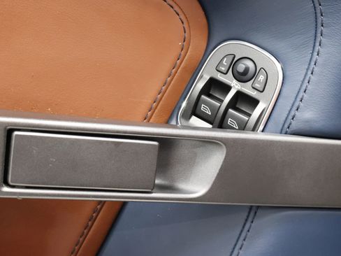 Used 2014 Aston Martin V8 Vantage Roadster image 11