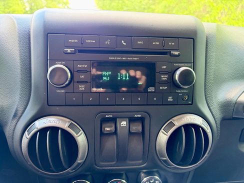 Used 2018 Jeep Wrangler Sport AWD/4WD image 18