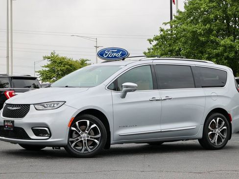 Used 2022 Chrysler Pacifica Pinnacle AWD/4WD image 1