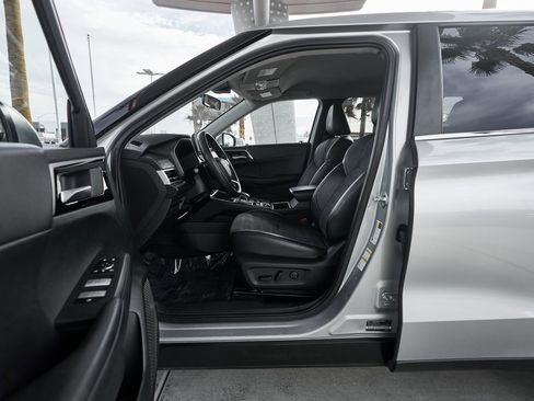 Used 2024 Mitsubishi Outlander SE image 18