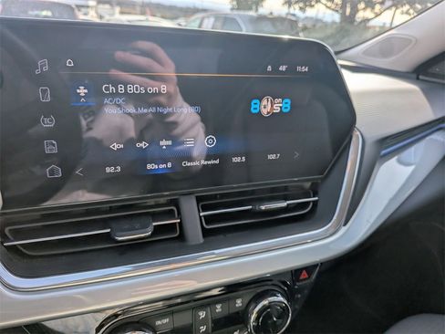 Used 2025 Chevrolet Trax LT w/ LT Convenience Package image 17