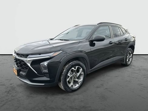 Used 2025 Chevrolet Trax LT image 1