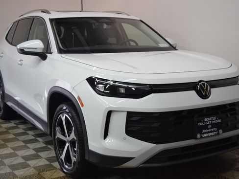 New 2025 Volkswagen Tiguan SE image 1