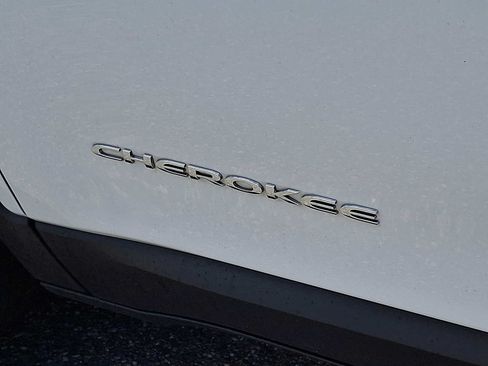Used 2022 Jeep Cherokee Limited AWD/4WD image 30