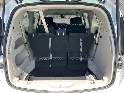 Used 2023 Chrysler Voyager LX image 27