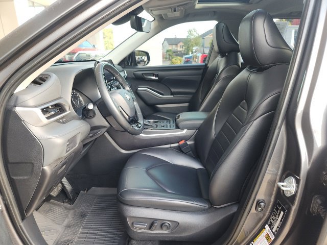 Used 2021 Toyota Highlander XLE AWD/4WD image 16