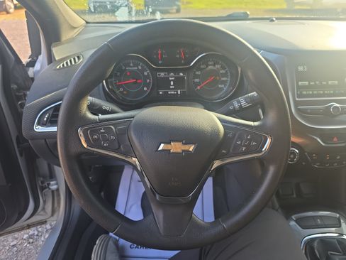 Used 2018 Chevrolet Cruze LT w/ Convenience Package FWD image 17
