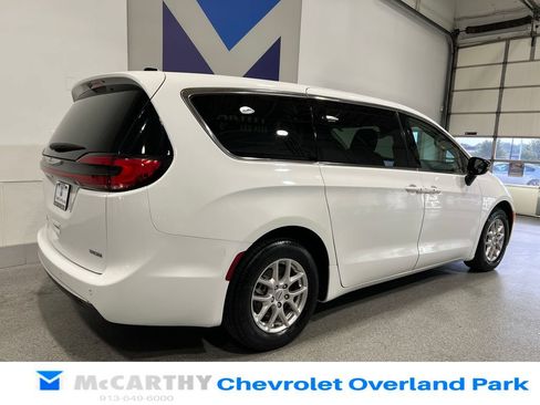 Used 2024 Chrysler Pacifica Touring-L FWD image 5