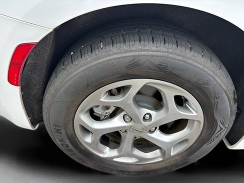 Used 2022 Chrysler Pacifica Limited w/ Uconnect Theater Family Group image 36