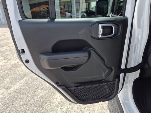 Used 2025 Jeep Gladiator Sport AWD/4WD image 23