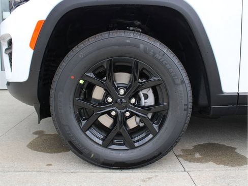 New 2025 Jeep Grand Cherokee Altitude image 31