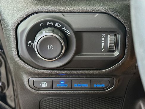 Used 2023 Jeep Wrangler Sahara w/ Cold Weather Group image 17