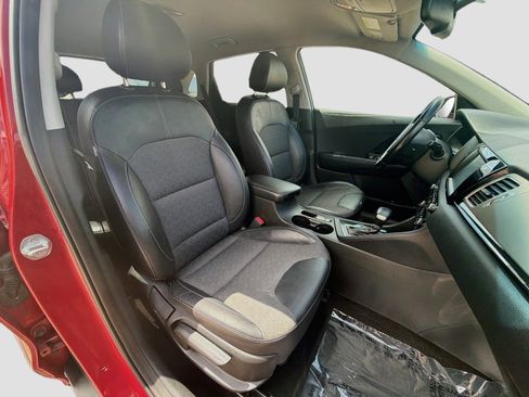 Used 2018 Kia Niro EX FWD image 31