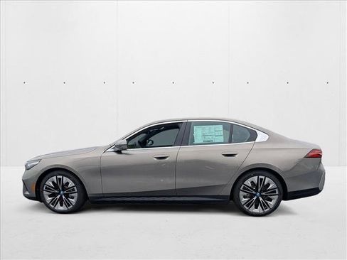 Used 2025 BMW i5 eDrive40i w/ Premium Package image 5