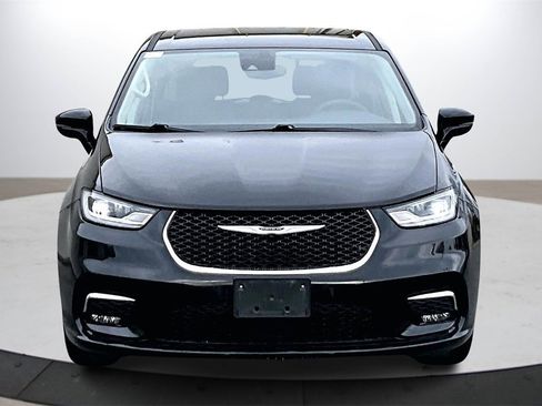 Certified 2024 Chrysler Pacifica Touring-L image 3