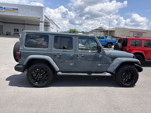 Used 2025 Jeep Wrangler Unlimited Sahara AWD/4WD image 5