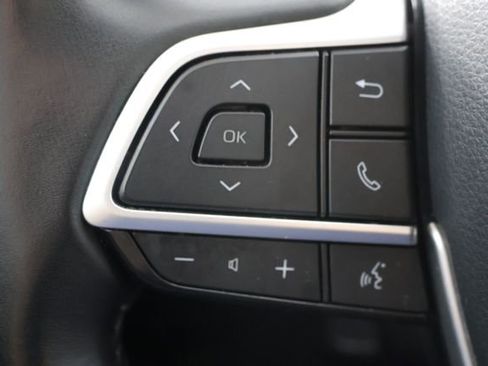 Used 2024 Toyota Highlander XLE AWD/4WD image 11