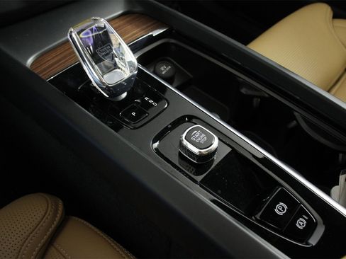 Certified 2023 Volvo XC60 B6 Ultimate w/ Protection Package Premier image 15