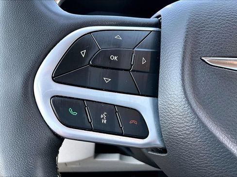 Used 2023 Chrysler Pacifica Limited FWD image 17