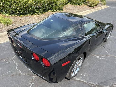 Used 2006 Chevrolet Corvette Coupe w/ Preferred Equipment Group RWD image 12