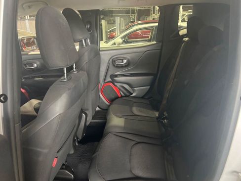 Used 2017 Jeep Renegade Trailhawk AWD/4WD image 3