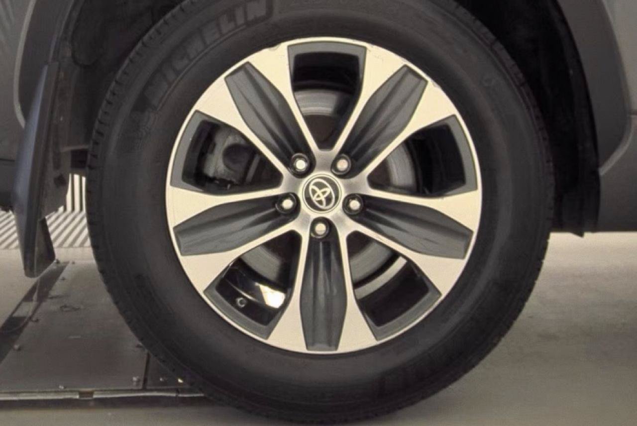 Used 2022 Toyota Highlander XLE AWD/4WD image 17