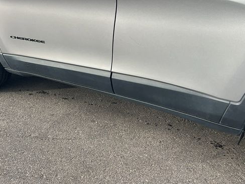 Used 2018 Jeep Cherokee Latitude w/ Altitude Package image 10