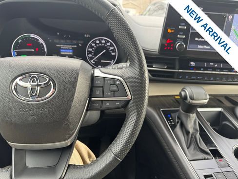 Used 2024 Toyota Sienna Limited image 20