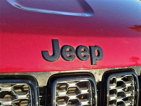 Used 2019 Jeep Grand Cherokee Altitude image 12