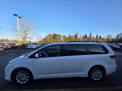 Used 2013 Toyota Sienna XLE image 3