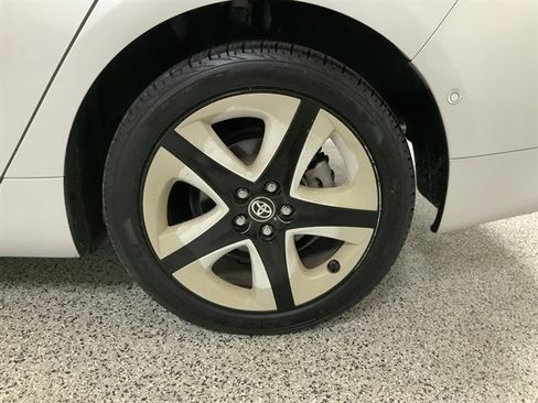 Used 2018 Toyota Prius Three image 10