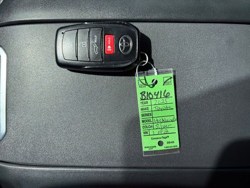 Certified 2025 Toyota Highlander XLE AWD/4WD image 31