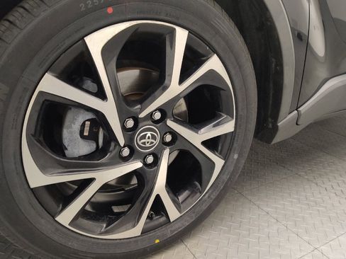 Used 2019 Toyota C-HR XLE FWD image 31
