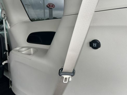 Used 2023 Chrysler Pacifica Touring-L image 7