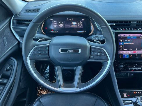 Used 2023 Jeep Grand Cherokee Limited AWD/4WD image 16