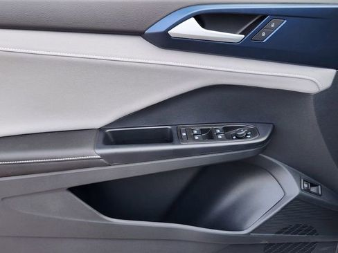 New 2024 Volkswagen Taos SE image 16