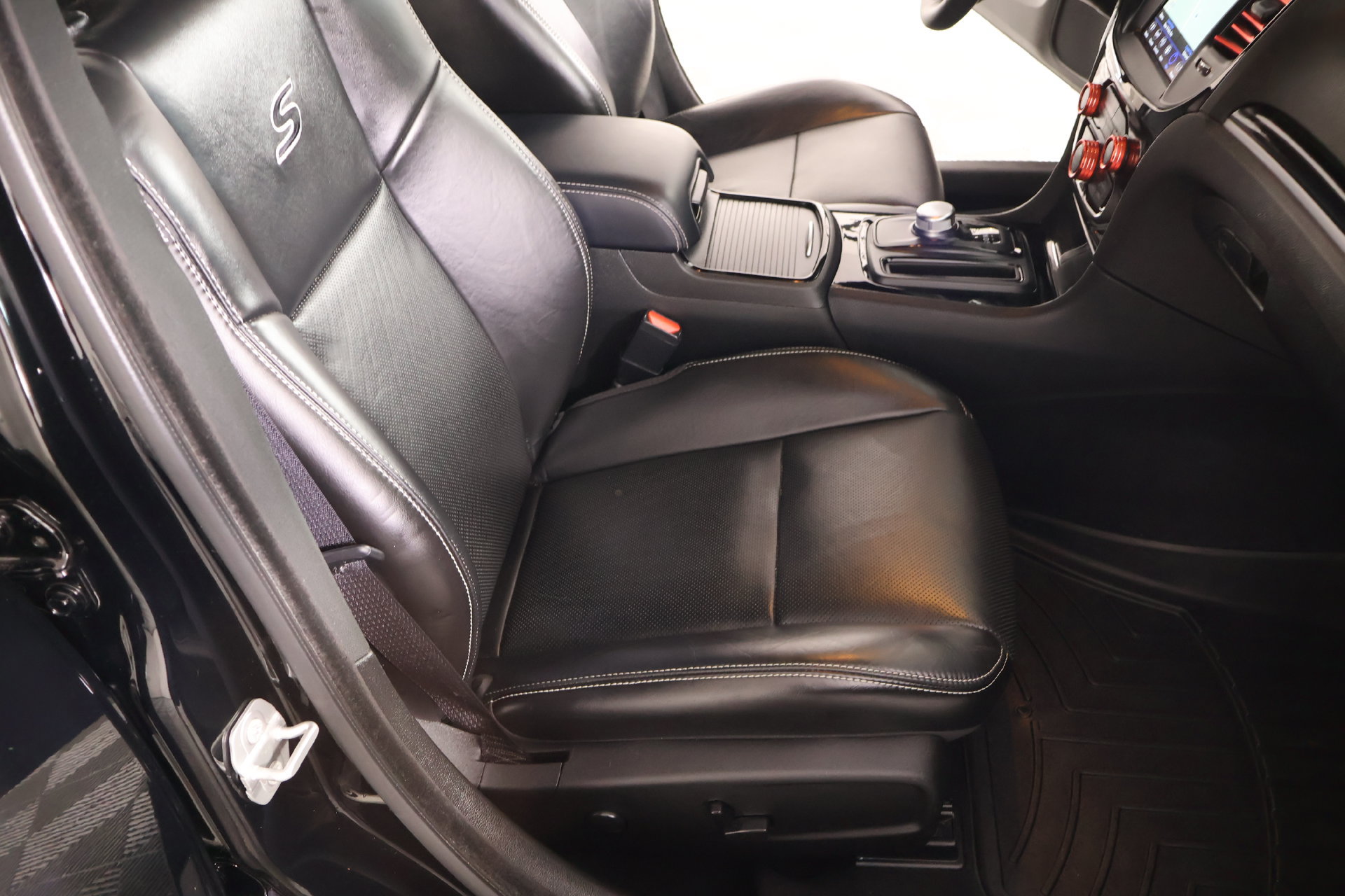 Used 2023 Chrysler 300 S w/ Comfort Group RWD image 14