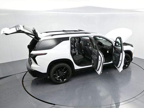 Used 2024 Chevrolet Traverse RS image 46