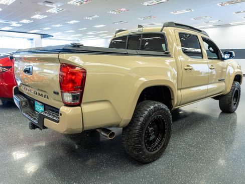Used 2016 Toyota Tacoma TRD Sport w/ Premium & Technology Package AWD/4WD image 4