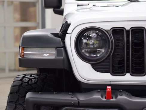 Used 2024 Jeep Wrangler Unlimited Rubicon w/ Capability Package image 10