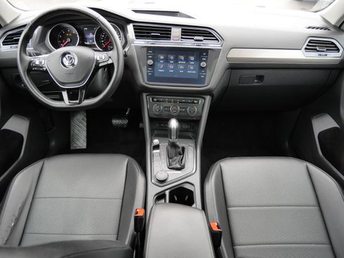 Used 2018 Volkswagen Tiguan SE w/ Panoramic Sunroof Package image 10