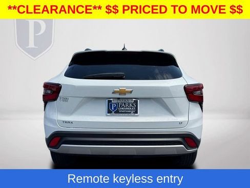 Used 2025 Chevrolet Trax LT FWD image 9