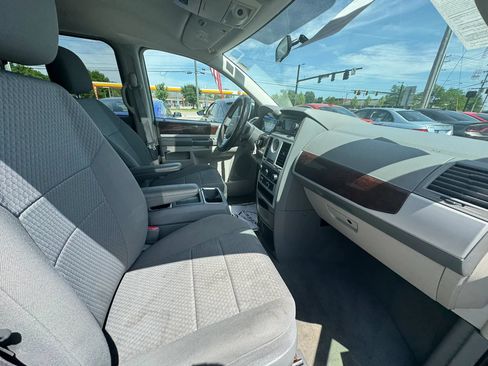 Used 2010 Chrysler Town & Country Touring w/ Family Value Group FWD image 23