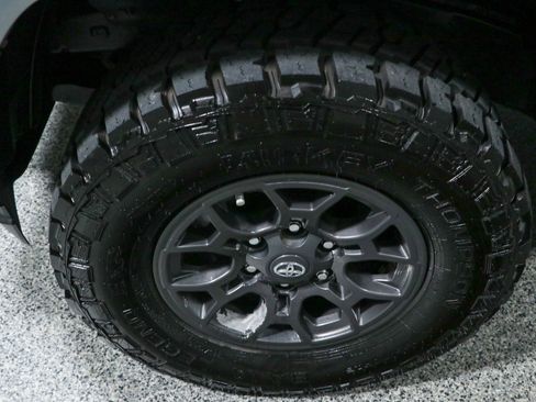 Used 2017 Toyota Tacoma SR5 AWD/4WD image 11