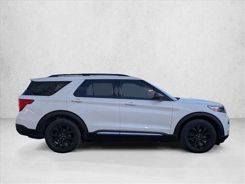 Used 2021 Ford Explorer XLT w/ Equipment Group 202A AWD/4WD image 4